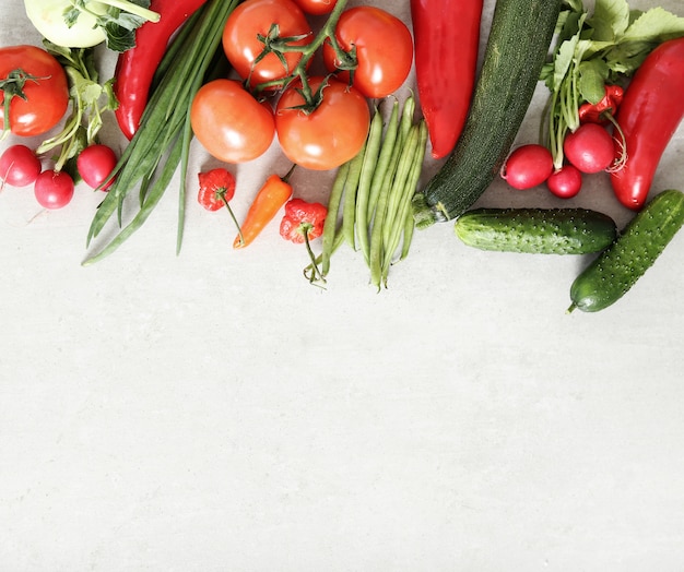 Légumes Frais Sur Une Surface Grise