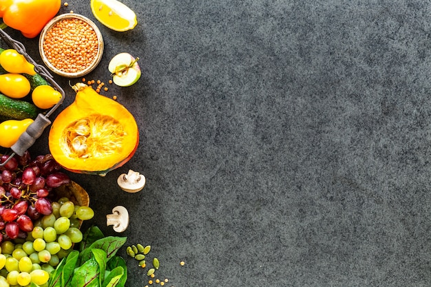 Légumes frais sur une surface en pierre sombre