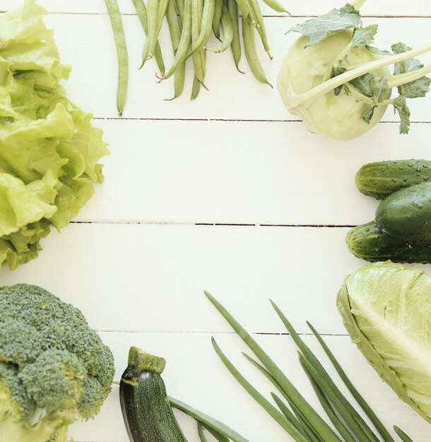 Légumes frais sur table en bois