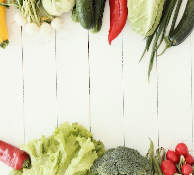 Photo gratuite légumes frais sur table en bois