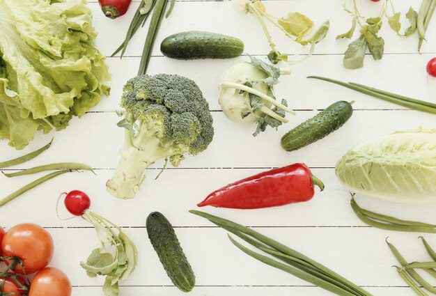 Légumes frais sur table en bois