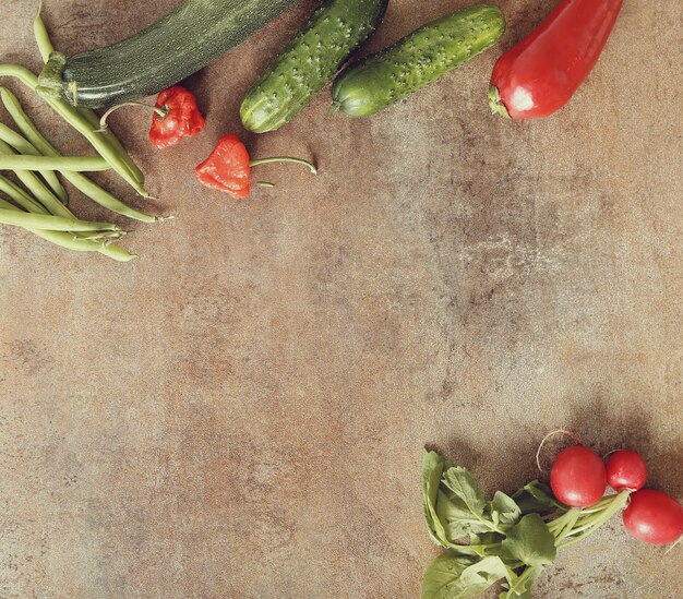 Légumes frais sur table rouillée