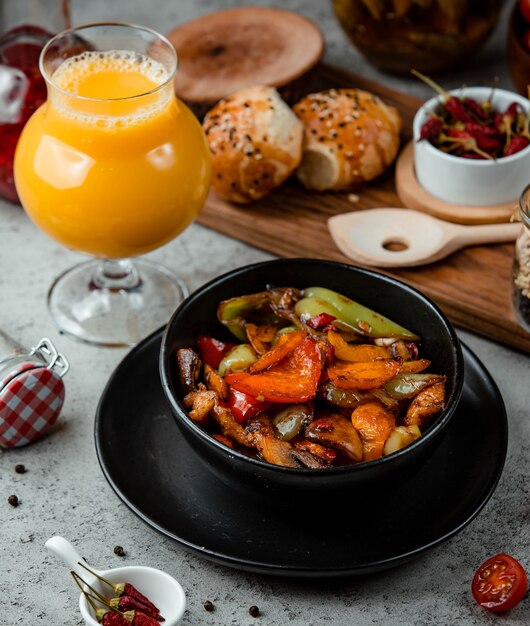 Légumes frits sur la table