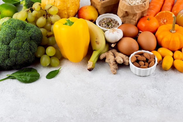 Légumes et fruits délicieux à angle élevé