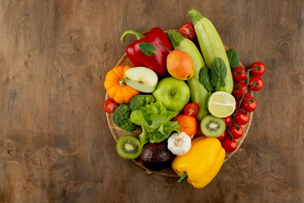 Légumes et fruits délicieux à plat