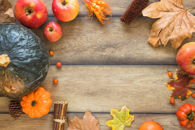 Légumes et fruits sur planche de bois