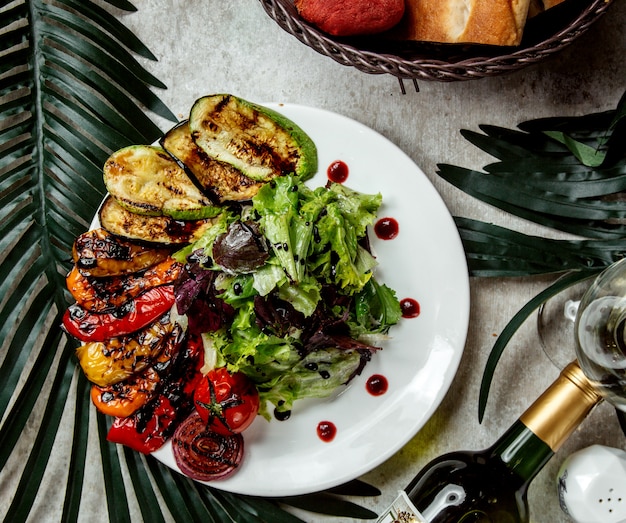 Légumes fumés poivrons tomates aubergines servis avec salade de laitue