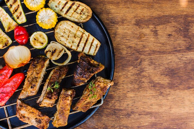 Légumes grillés et viande au grill sur table