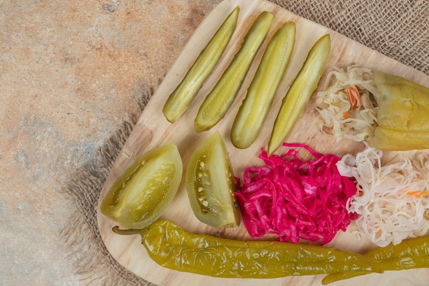 Légumes marinés et choucroute sur planche de bois