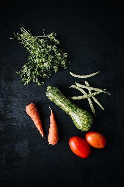 Légumes minimalisme en surface noire