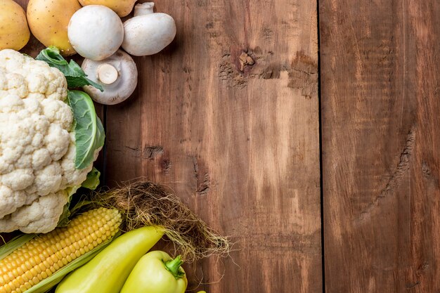 Les légumes multicolores sur table en bois