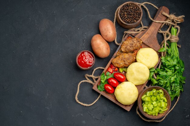 Légumes non cuits sur une planche à découper brune