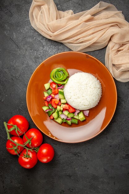 Légumes non cuits sur une plaque brune avec du riz