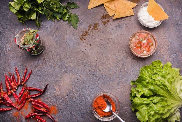 Légumes parmi les nachos avec sauce et piment