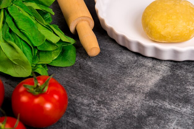 Légumes et pâte sur une surface en bois grise