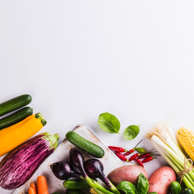 Photo gratuite légumes sur planche de bois