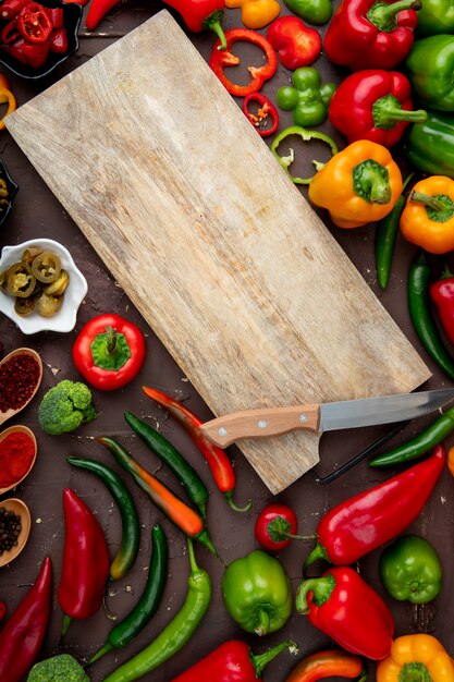 légumes avec planche à découper sur table marron