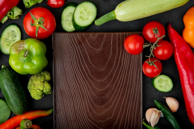 légumes avec planche à découper sur table marron