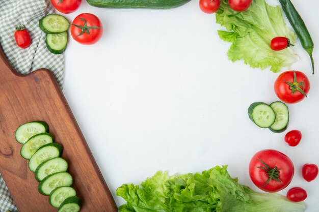 légumes sur planche à découper sur tableau blanc