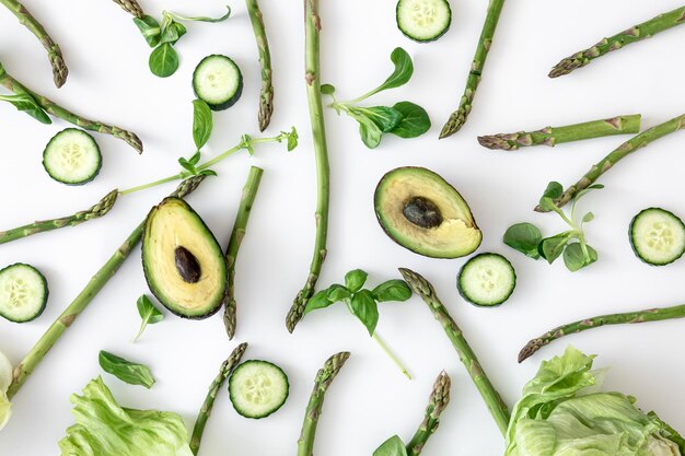 Légumes à plat sur fond blanc concept de nourriture et de régime