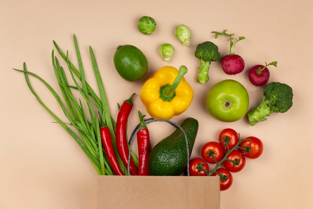 Photo gratuite légumes à plat et sac en papier