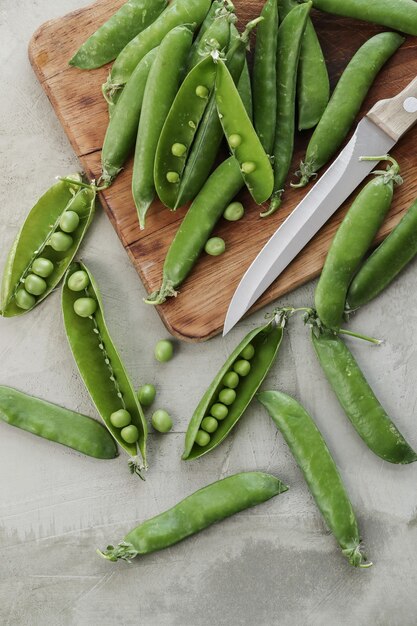 Des légumes. Pois verts sur la table