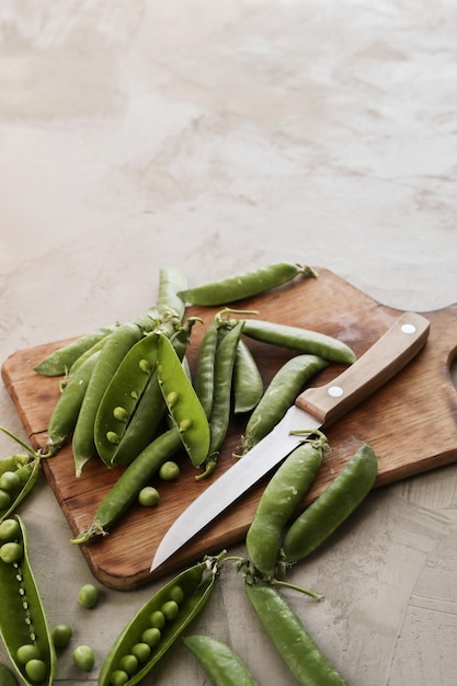 Des légumes. Pois verts sur la table