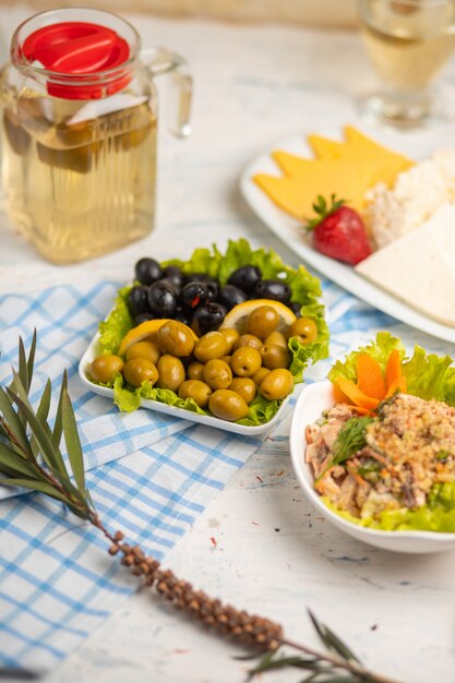 Légumes, poivrons, salade de poulet avec trempette servie avec des olives