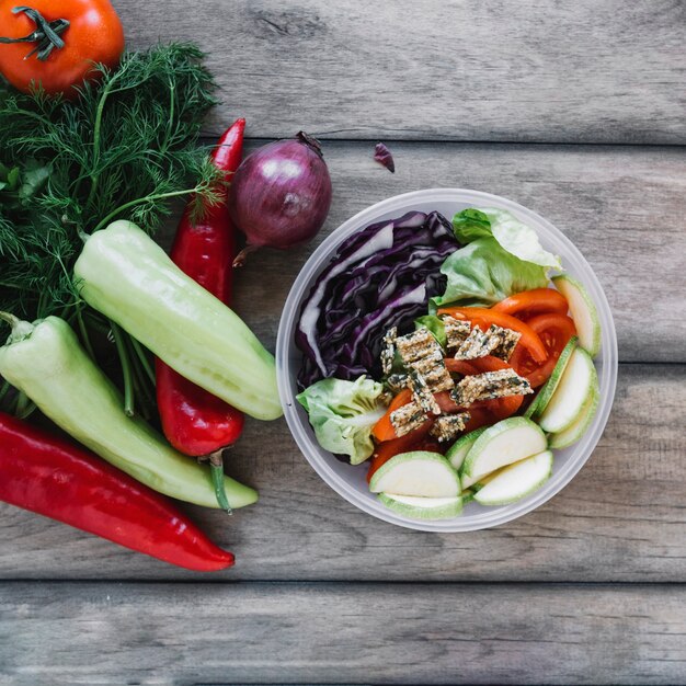 Légumes près d&#39;une salade saine