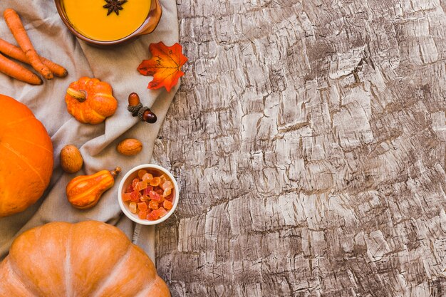 Légumes près de la soupe et des fruits confits