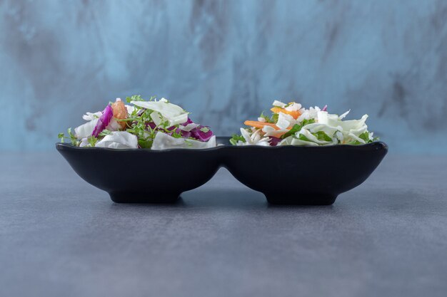 Légumes râpés dans le bol, sur la surface en marbre.