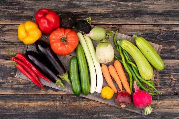 légumes récoltés sur une planche à découper en bois