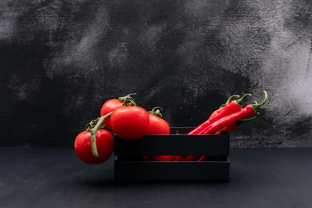 Photo gratuite légumes redd dans une boîte en bois