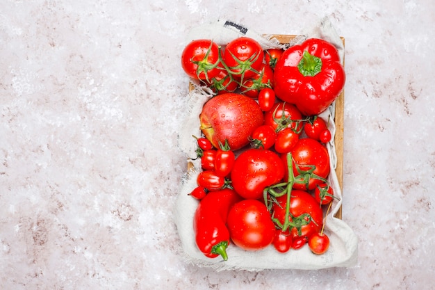 Légumes rouges frais sur une surface en béton