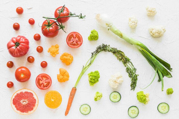 Légumes rouges et verts colorés sur fond texturé