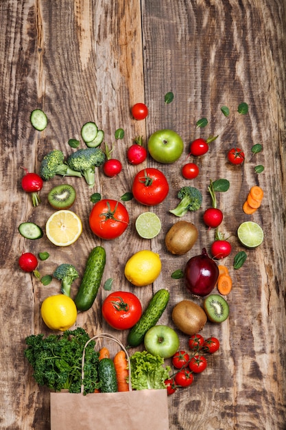 Les légumes d'un sac en papier sur une table en bois