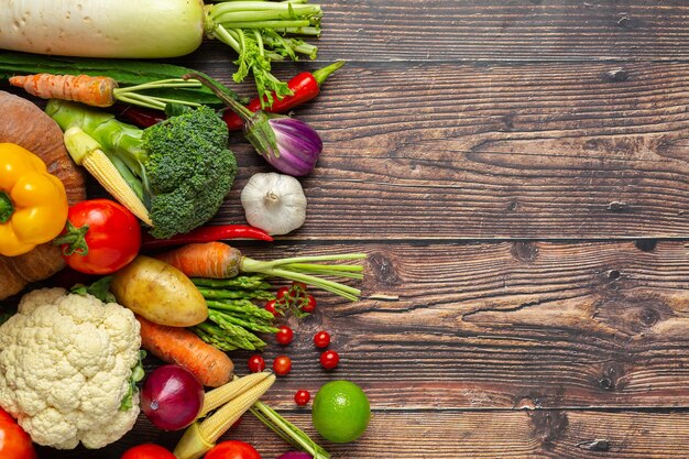 légumes sains sur table en bois