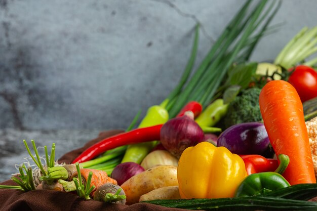 légumes sains sur le vieux fond sombre