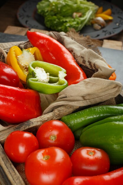 Légumes de saison dans un plateau rustique. Vue de dessus.