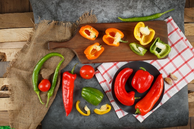 Légumes de saison sur un morceau de bois et des morceaux de pierre. Vue de dessus.