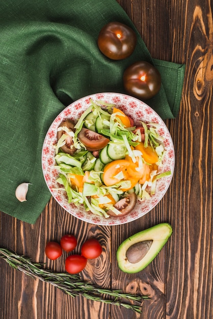 Photo gratuite légumes et serviette près de la salade