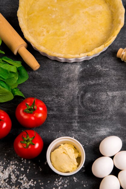 Légumes sur une surface en bois grise