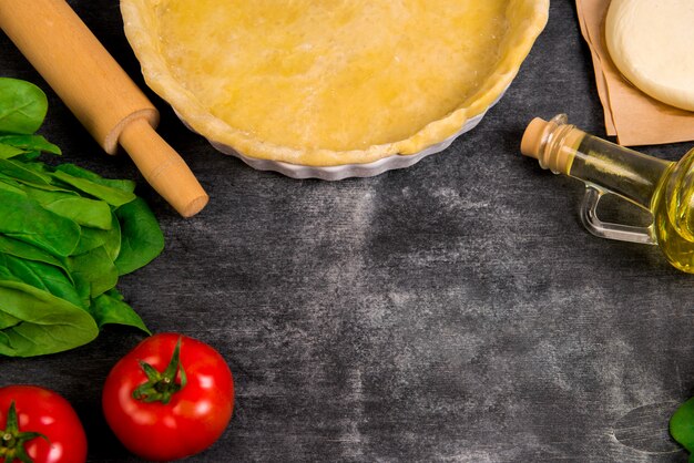 Légumes sur une surface en bois grise