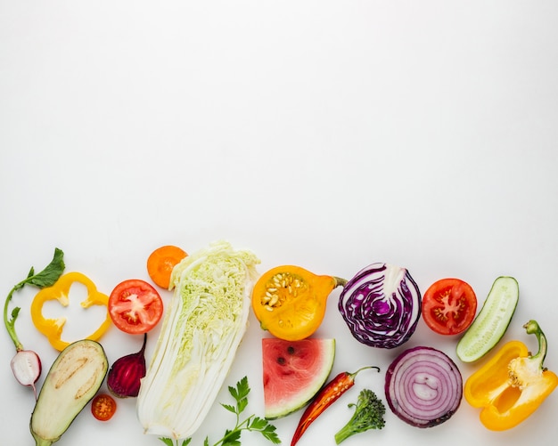 Légumes en tranches sur fond blanc avec espace de copie