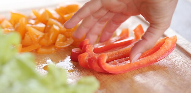 Légumes tranchés sur une planche