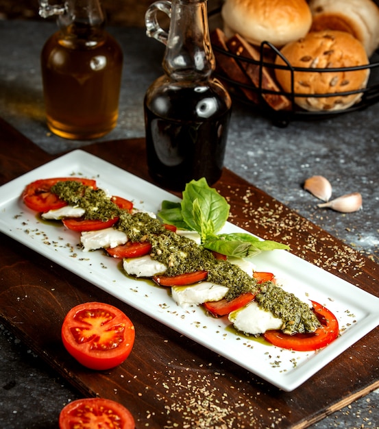 Légumes en tranches et tomates aux herbes