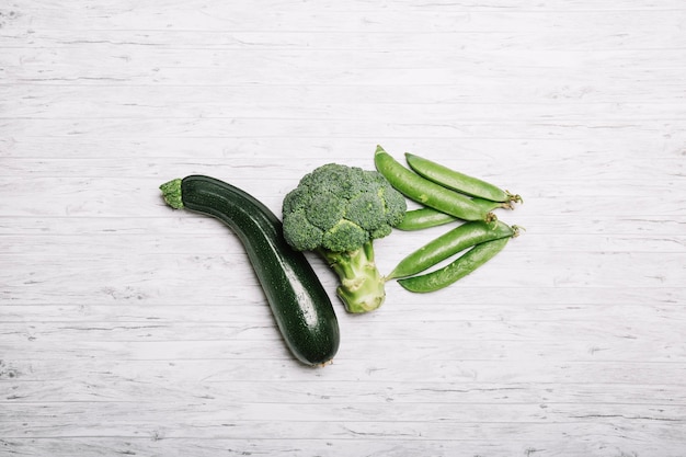 Légumes verts sur fond blanc