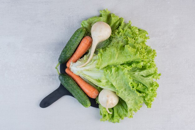 Légumes verts frais et carottes sur tableau noir. Photo de haute qualité