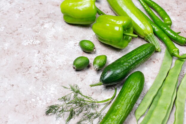 Légumes verts frais sur une surface en béton