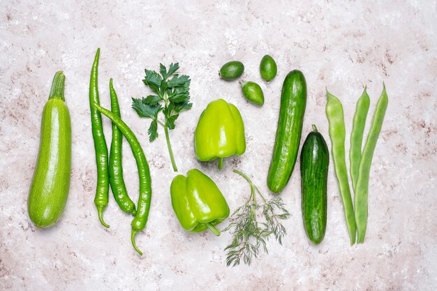 Légumes verts frais sur une surface en béton